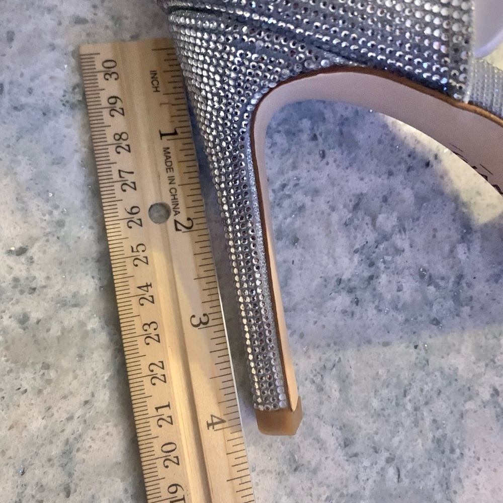 Gianni Bini Anyssah Silver Shoes 8 1/2 - Picture 3 of 3